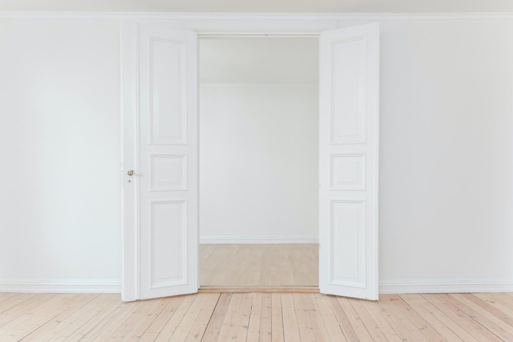 Weiße Wand mit einer offenen Tür