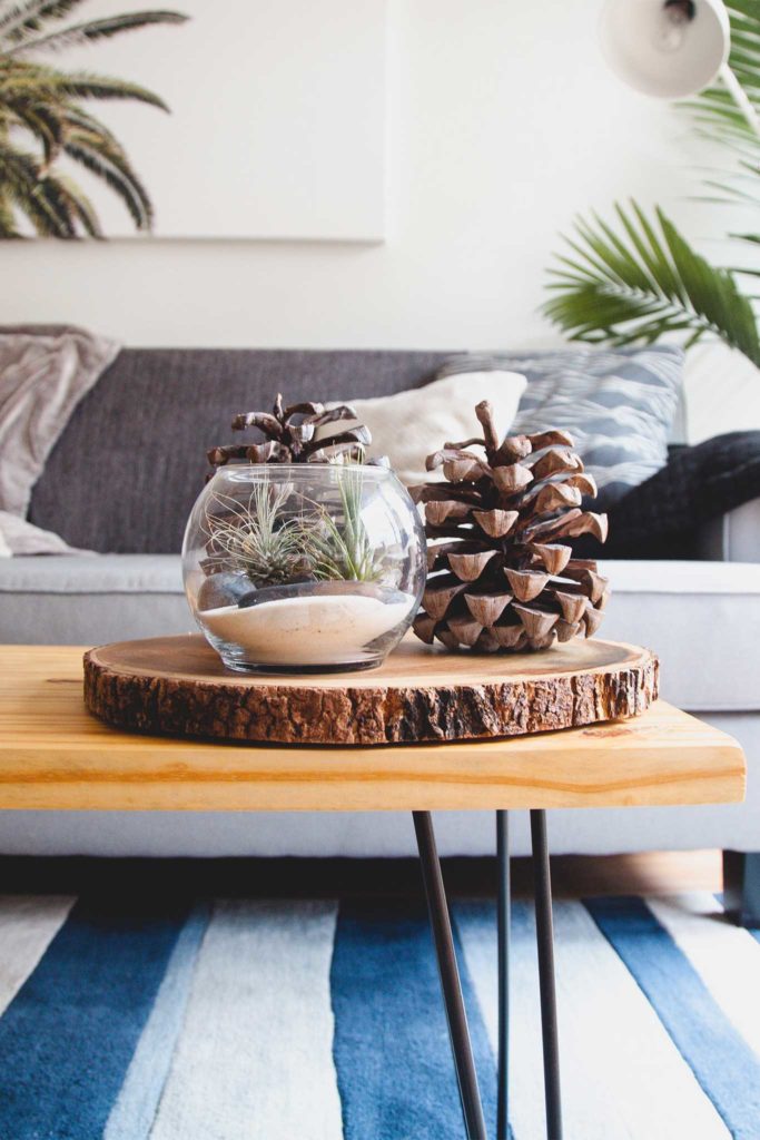 Deko auf einem Tisch vor einem Sofa